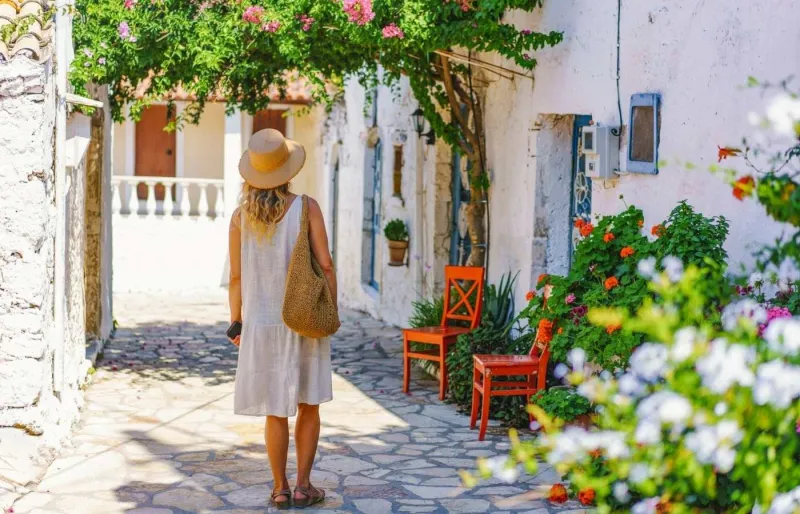 Village d’Afionas à Corfou en Grèce avec maisons traditionnelles et fleurs