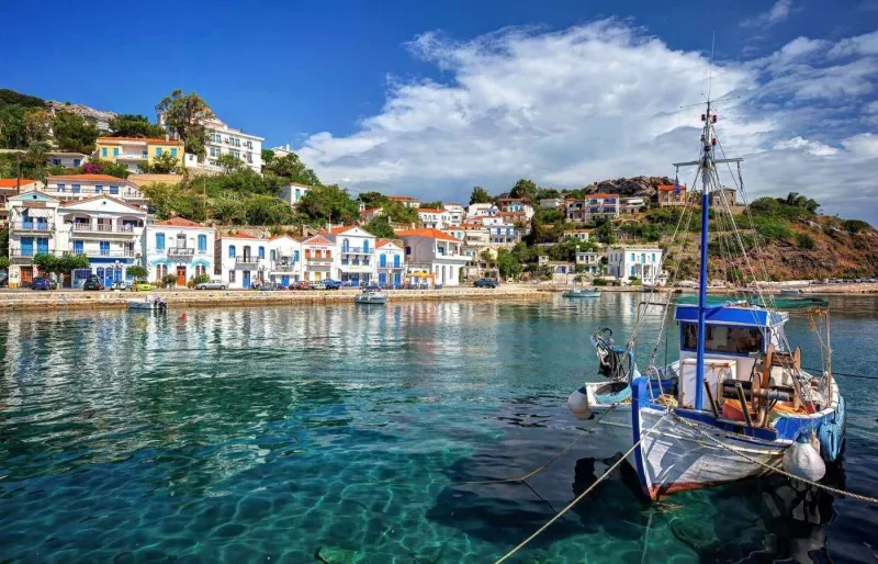 Village d’Evdilos à Ikaria en Grèce avec son port et ses bateaux de pêche