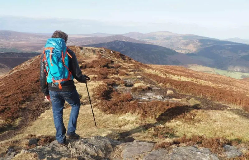 Randonneur sur le Wicklow Way entre Lough Dan et la vallée de Glendalough dans le parc national des Wicklow en Irlande