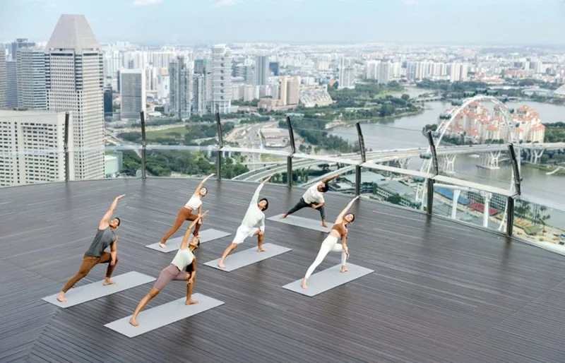 Cours de yoga au SkyPark de Marina Bay Sands à Singapour avec vue panoramique sur la ville