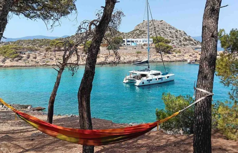 Crique aux eaux turquoise sur l’île d’Angistri près d’Athènes en Grèce