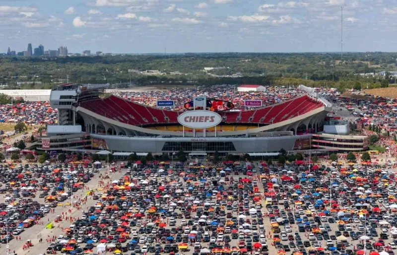 Vue aérienne du Arrowhead Stadium à Kansas City entouré de milliers de voitures avant un événement sportif