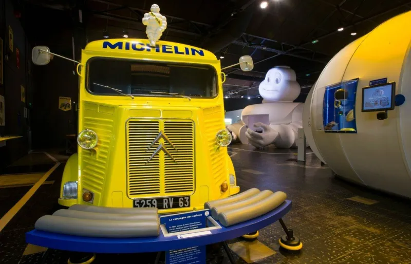 Camion Michelin ancien et Bibendum au musée L’Aventure Michelin à Clermont-Ferrand