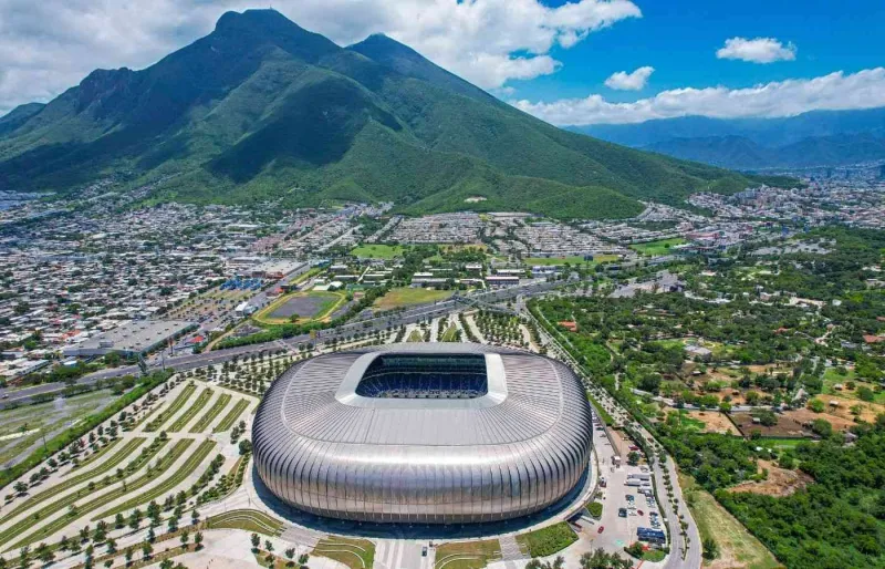 Vue aérienne du BBVA Stadium à Monterrey entouré des montagnes du Nuevo León