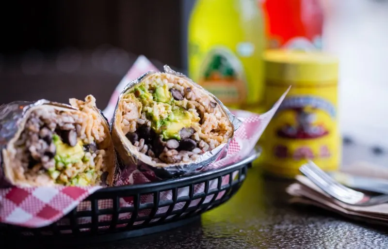 Burrito mexicain garni d’avocat, de riz et d'haricots noirs