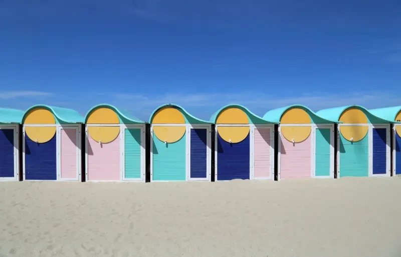Cabines de plage colorées sur la plage de Malo-les-Bains à Dunkerque sur la Côte d'Opale