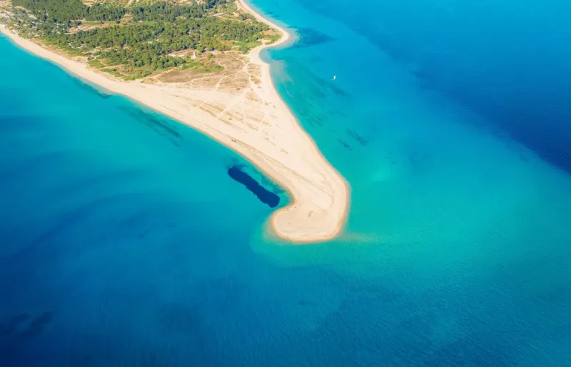Vue aérienne du cap Possidi en Chalcidique avec langue de sable et eaux turquoise
