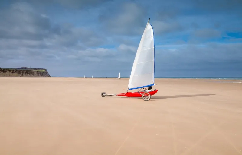 Char à voile sur une plage de la Côte d'Opale dans les Hauts-de-France