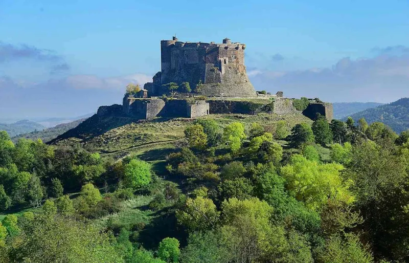 Château de Murol perché sur son promontoire volcanique dans le Puy-de-Dôme