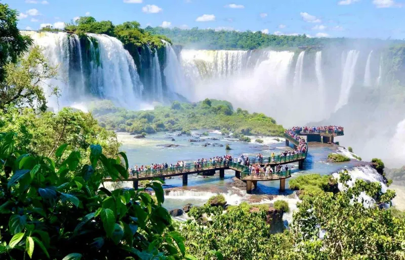 Vue des chutes d’Iguaçu dans le parc national d’Iguaçu entre le Brésil et l’Argentine