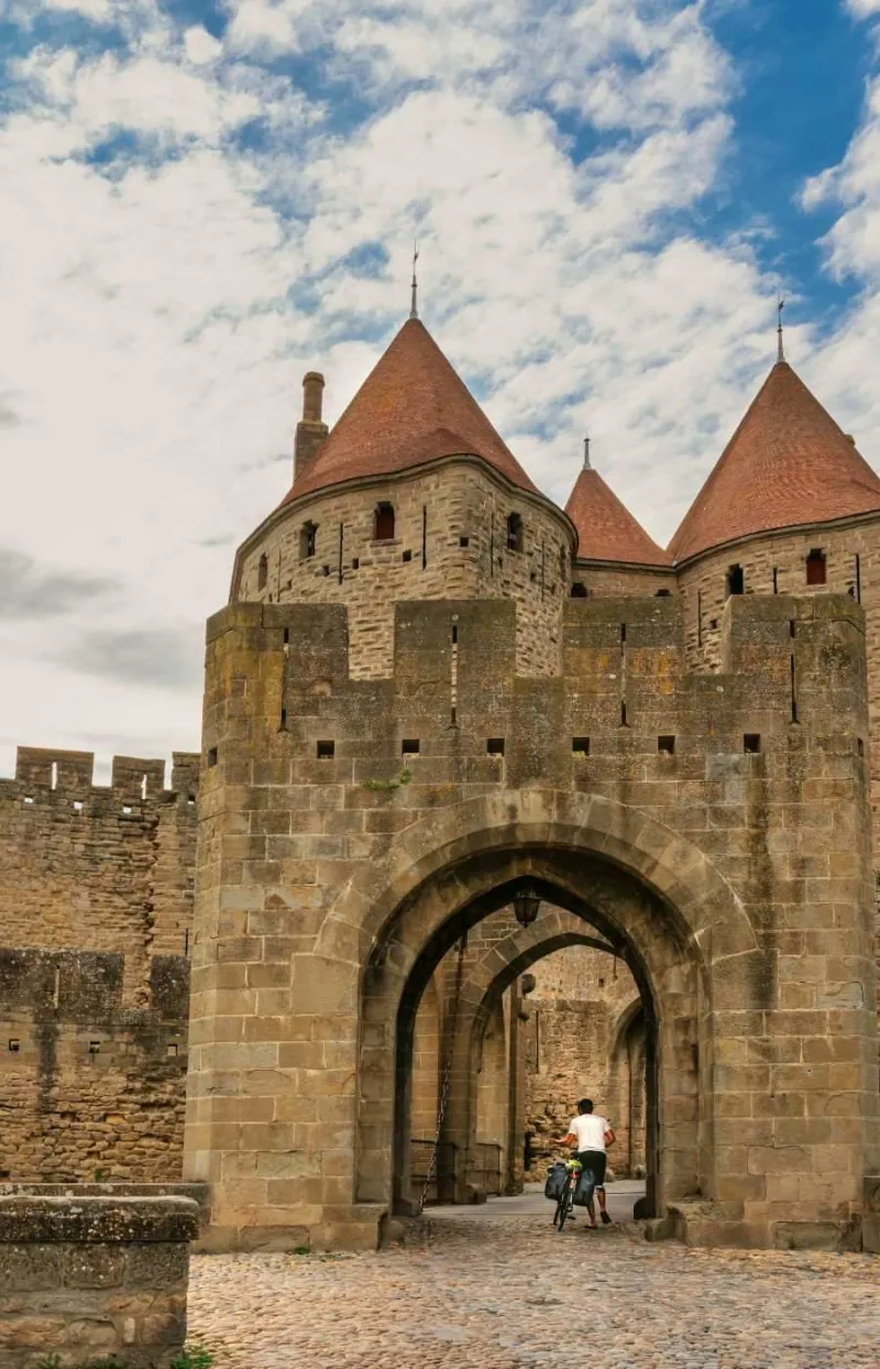 Cycliste entrant dans la cité médiévale de Carcassonne lors d’un voyage à vélo sur le Canal du Midi