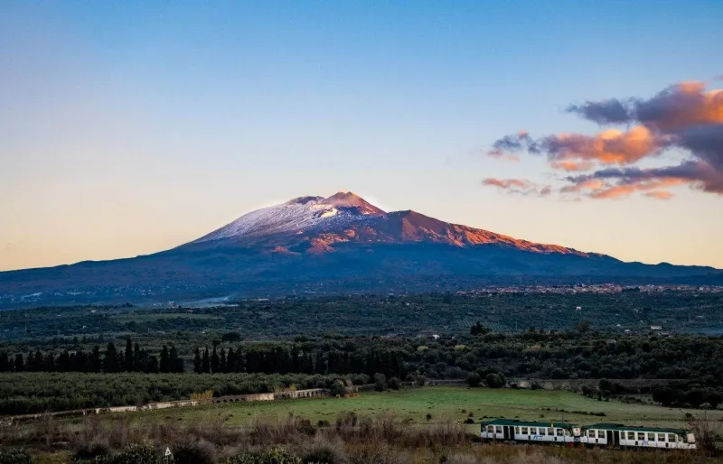 Train de la Ferrovia Circumetnea au pied de l’Etna lors du tour du volcan en Sicile