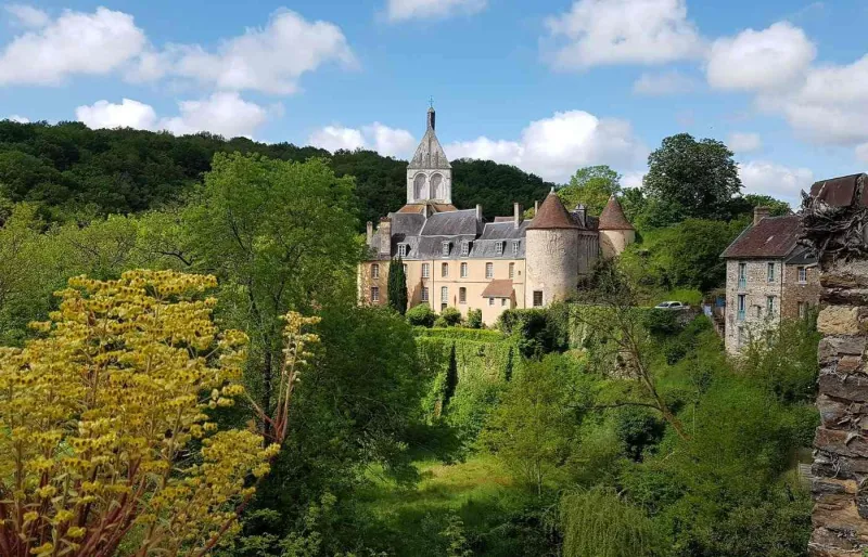 Vue sur le village de Gargilesse-Dampierre dans la vallée de la Creuse