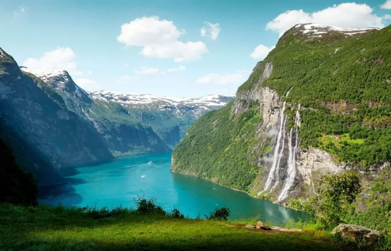 Cascade des Sept Sœurs dans le Geirangerfjord en Norvège avec vue sur le fjord et les montagnes