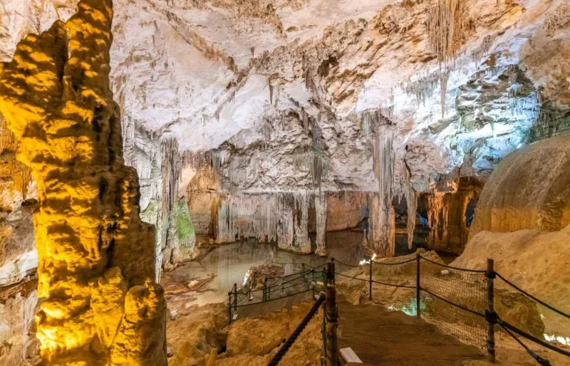 Intérieur de la Grotta di Nettuno près d’Alghero en Sardaigne avec stalactites et lac souterrain