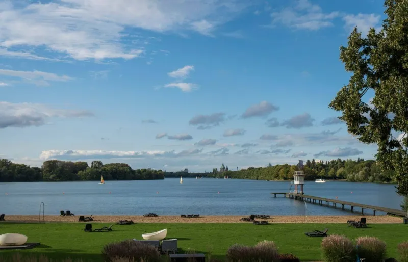 Le lac Maschsee à Hanovre avec  activités nautiques en Allemagne