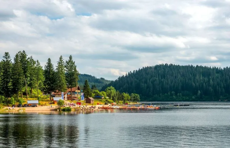 Lac de Schluchsee dans la Forêt-Noire avec plage et activités nautiques en Allemagne