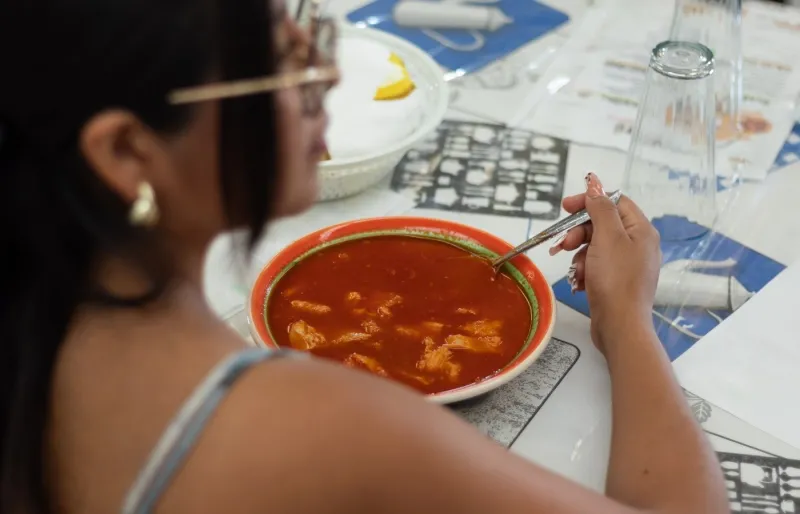 Bol de menudo traditionnel dégusté dans un marché mexicain authentique