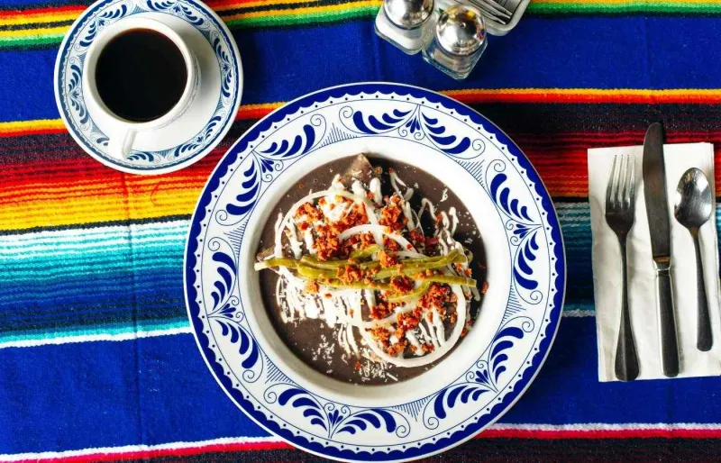 Mole poblano traditionnel servi dans un restaurant mexicain