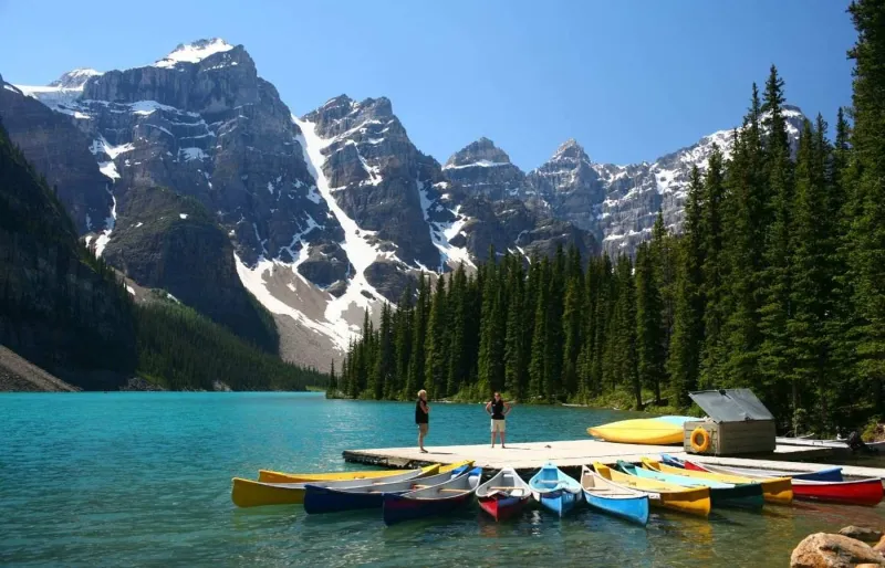 Vue sur Moraine Lake et les montagnes Rocheuses dans le parc national Banff au Canada