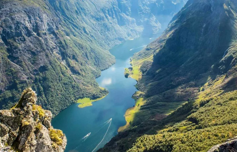 Le Nærøyfjord en Norvège vu d’en hauteur, encaissé entre des falaises abruptes