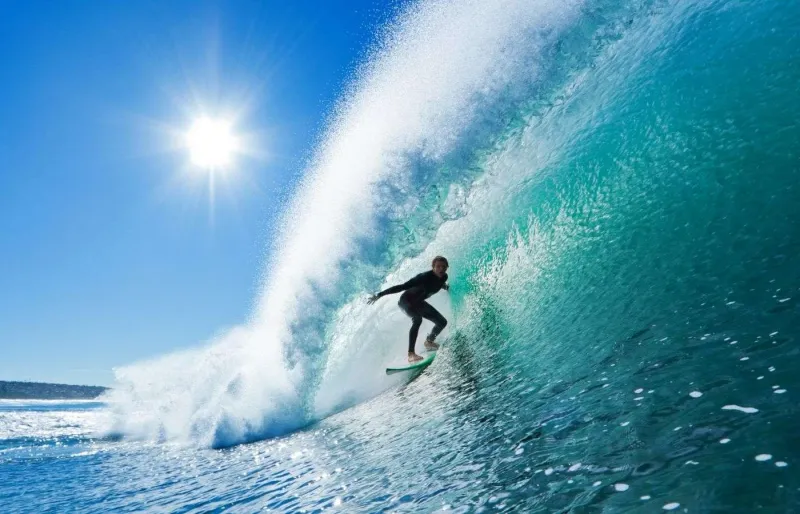 Surfeur dans un tube à Nelscott Reef dans l’Oregon, célèbre spot américain de surf de grosses vagues
