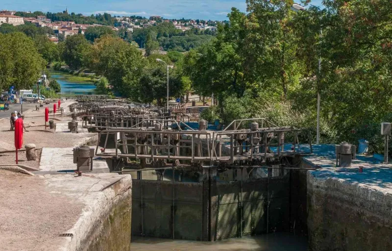 Les neuf écluses de Fonseranes à Béziers sur le Canal du Midi dans le sud de la France