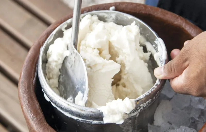 Nieves artisanales mexicaines servies dans un bac traditionnel au Mexique