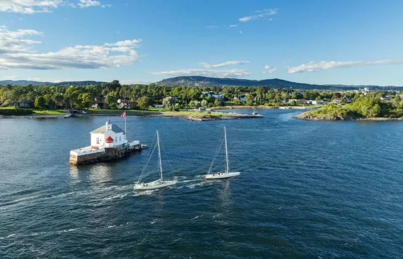 Voiliers sur l’Oslofjord près d’Oslo en Norvège avec îles et littoral boisé