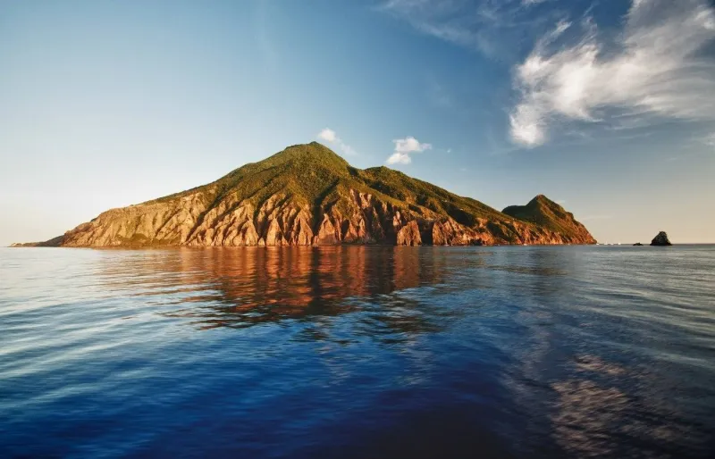Île volcanique du parc marin de Saba dans les Antilles néerlandaises