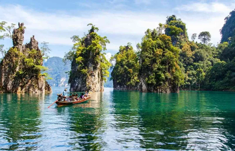Bateau naviguant entre les formations karstiques du parc national de Khao Sok en Thaïlande