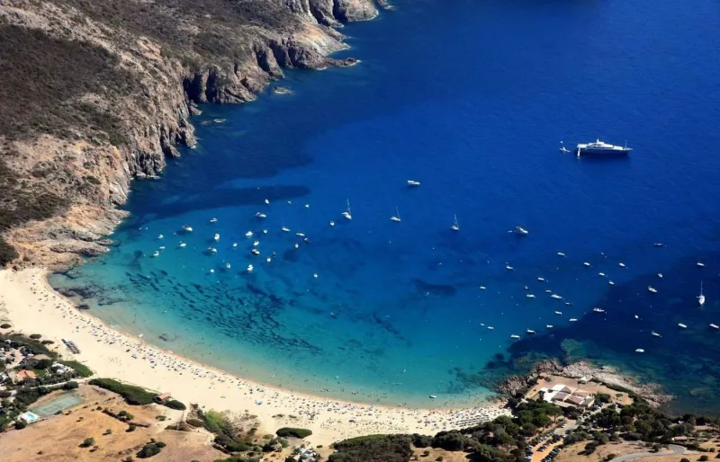 Une vue aérienne de la plage d’Arone en Corse, près des calanques de Piana, avec son sable doré et ses eaux turquoise
