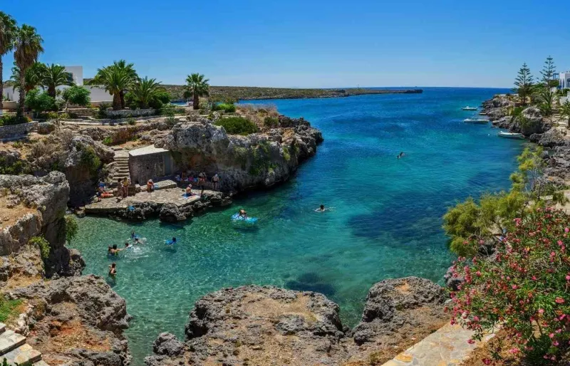 Plage d’Avlemonas sur l’île de Cythère dans les îles Ioniennes en Grèce