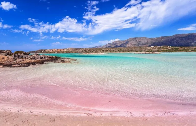 Plage d’Elafonissi en Crète avec sable rose, eau turquoise et lagon peu profond