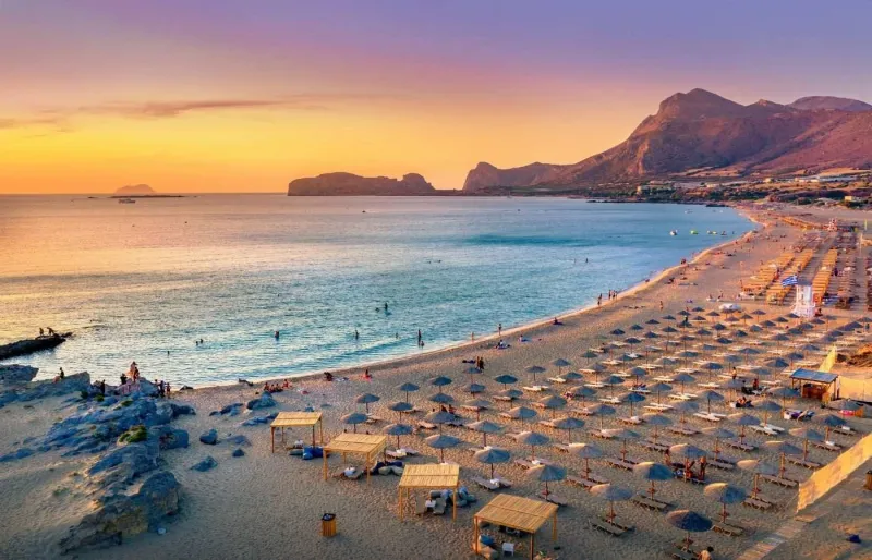 Vue de la plage de Falassarna en Crète au coucher du soleil
