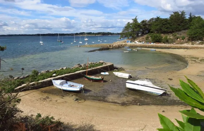 Plage du Goret sur l’île aux Moines dans le Golfe du Morbihan avec petite anse et bateaux au mouillage