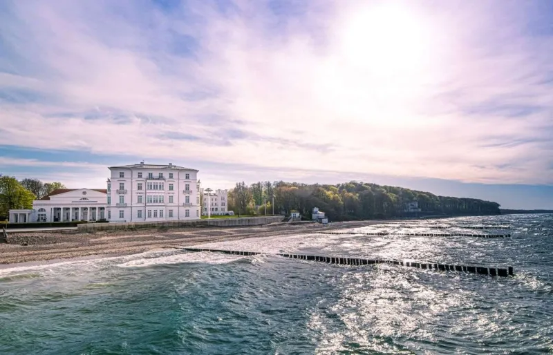 Plage de Heiligendamm sur la mer Baltique avec les bâtiments blancs historiques du front de mer