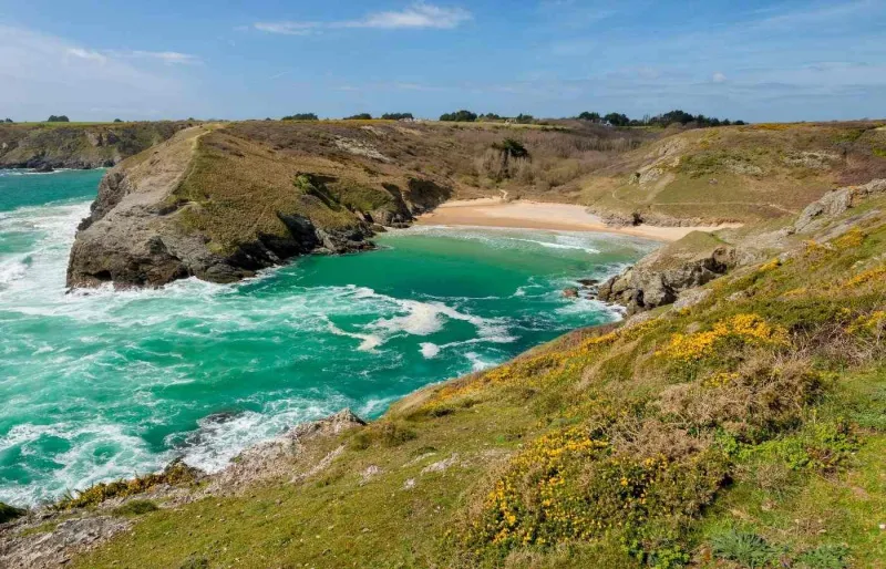 Plage d’Herlin à Belle-Île-en-Mer avec falaises sauvages et eau turquoise dans le Morbihan