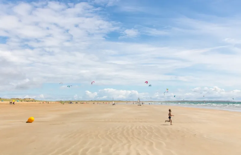 Plage de Kerhillio à Erdeven dans le Morbihan avec kitesurf