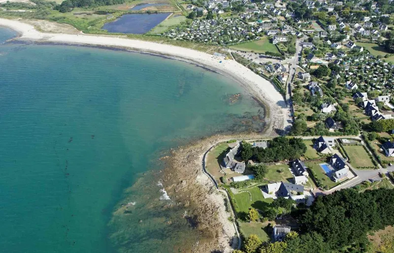 Vue aérienne de la plage de Kervillen à La Trinité-sur-Mer dans la baie de Quiberon