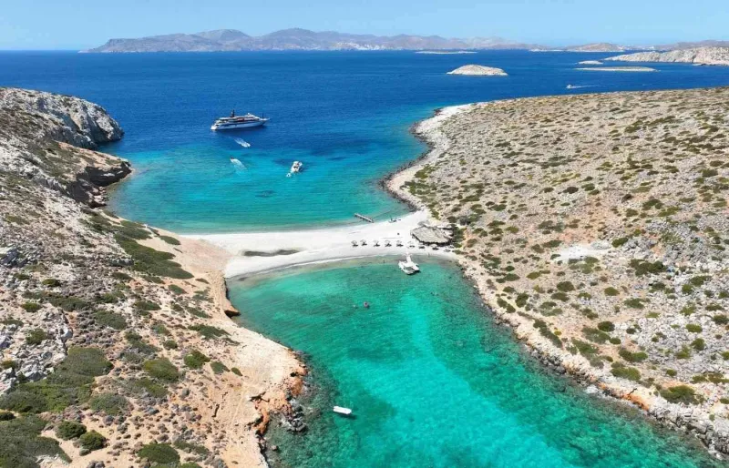 Plage de Kounoupa près de l’île d’Astypalée dans le Dodécanèse en Grèce