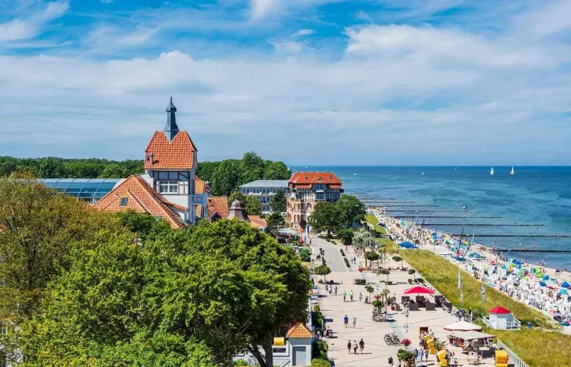 Plage de Kühlungsborn sur la côte baltique allemande avec promenade en bord de mer et station balnéaire