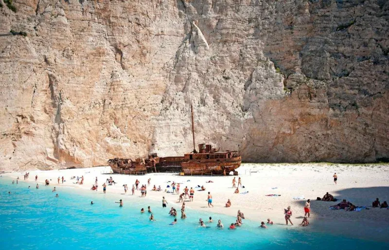 Vue de la plage de Navagio à Zakynthos en Grèce avec épave échouée, falaises blanches et eau turquoise