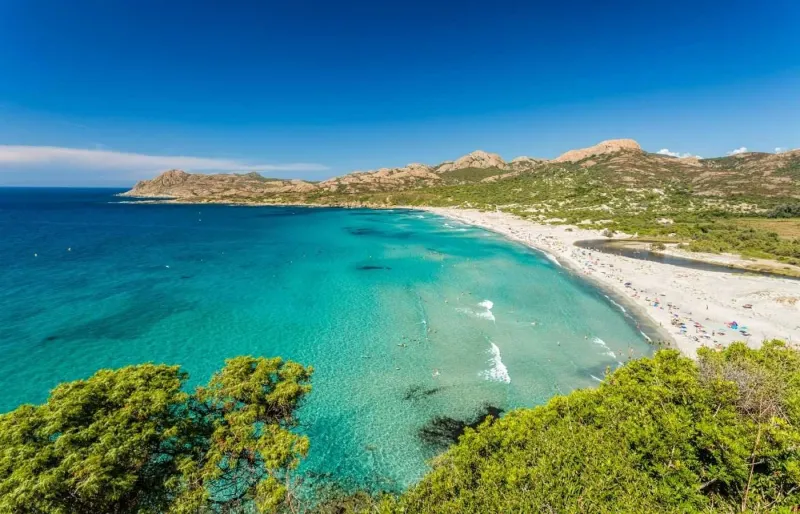 La plage de l’Ostriconi en Balagne, en Corse, avec son sable blanc et ses eaux turquoise aux portes du désert des Agriates.