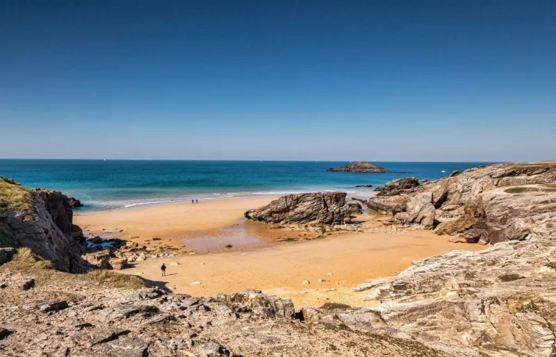 Plage de Port Bara sur la côte sauvage de Quiberon dans le Morbihan avec falaises et sable blond