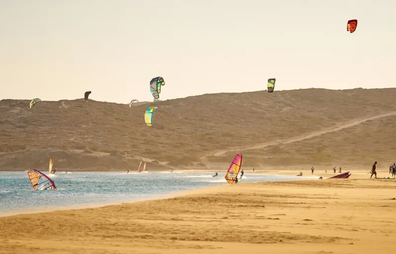 Kitesurfeurs et véliplanchistes sur la plage de Prasonisi à Rhodes en Grèce