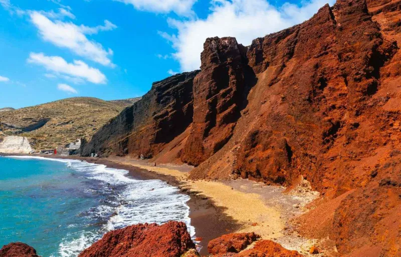 Falaises volcaniques rouges de Red Beach à Santorin