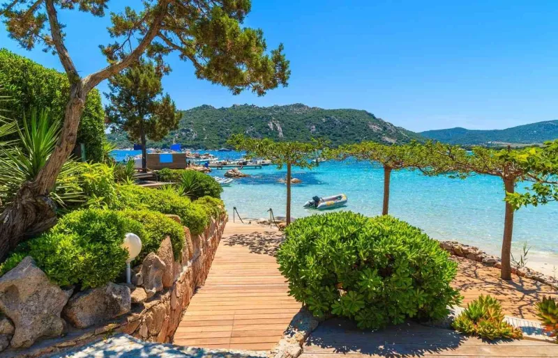 La plage de Santa Giulia en Corse du Sud, avec ses eaux calmes et turquoise et ses aménagements en bord de lagune.