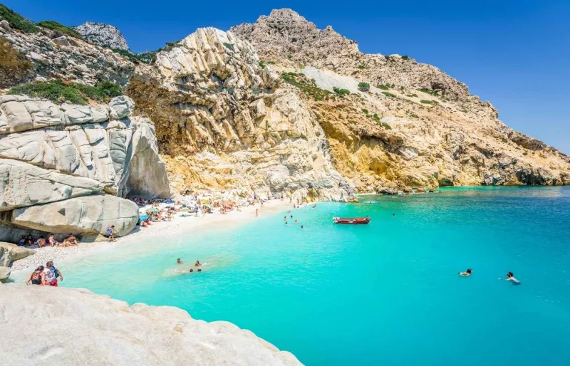 Les eaux turquoise de la plage des Seychelles sur l'île d'Ikaria en Grèce