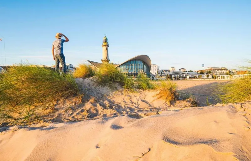 Dunes et plage de Warnemünde avec le phare emblématique sur la côte baltique allemande